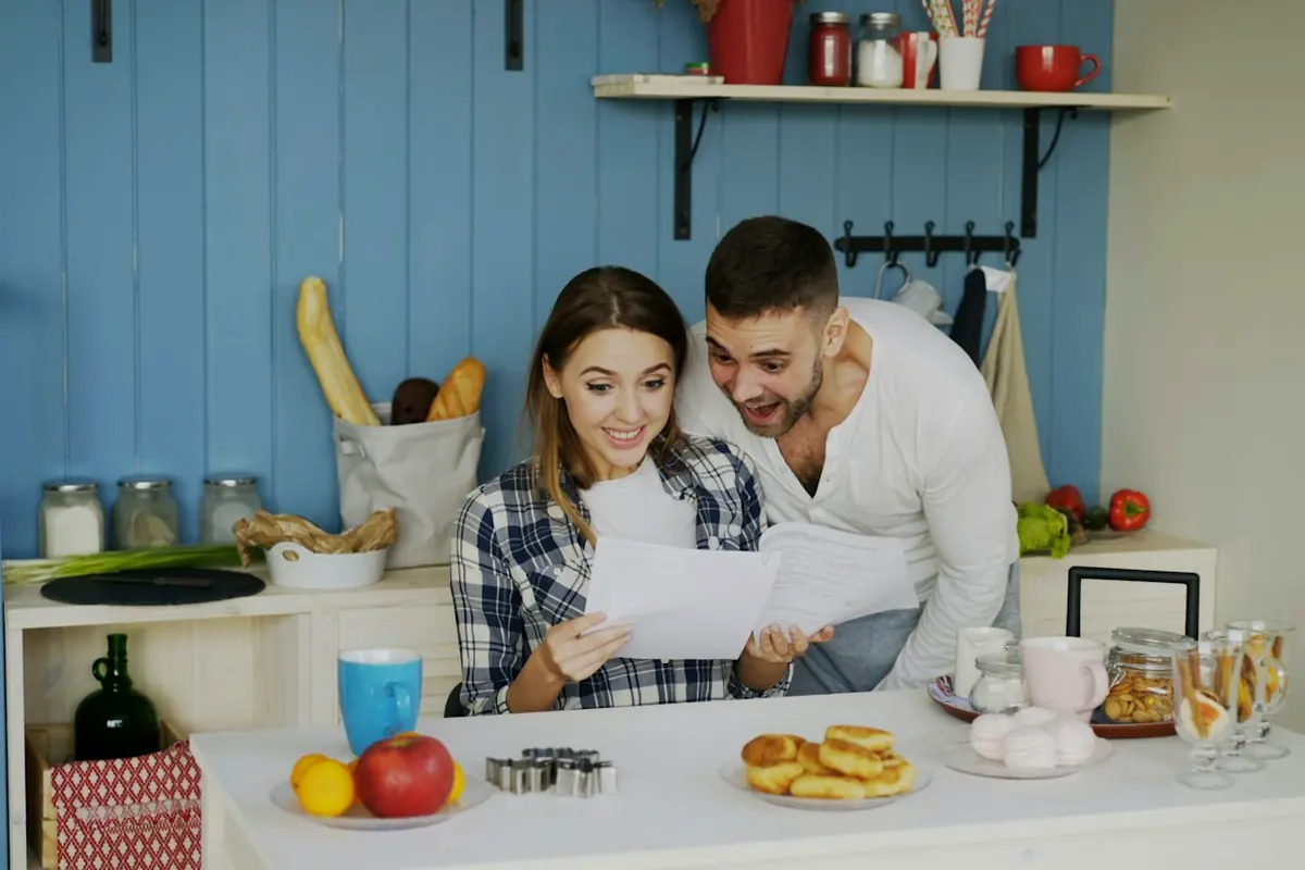 זוג במטבח מעיין יחד בדפים